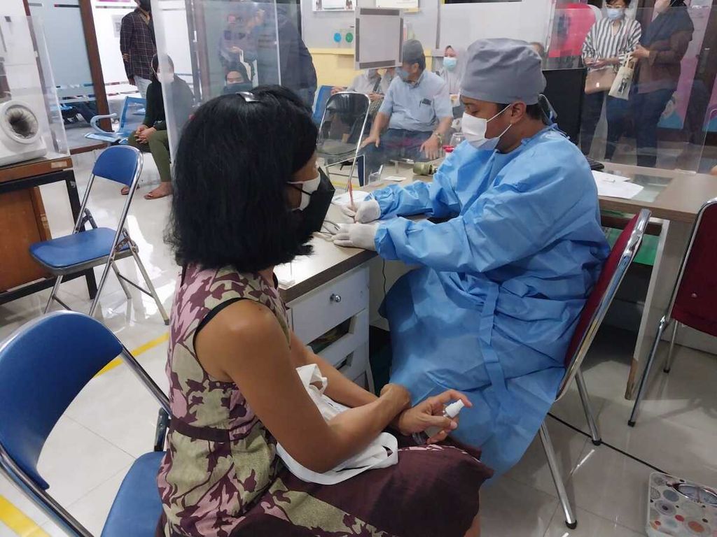 An elderly woman received the Covid-19 vaccine on Thursday (15/12/2022) at the Pancoran Health Center, South Jakarta.