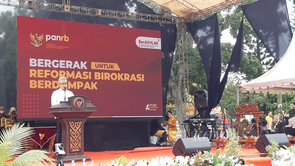 Menteri Pendayagunaan Aparatur Negara dan Reformasi Birokrasi Abdullah Azwar Anas saat memberikan sambutan pada acara Peresmian Mal Pelayanan Publik Lampung Tengah, Senin (27/2/2023). Fasilitas ini mengintegrasikan 161 jenis layanan dari berbagai instansi di pemerintah daerah ataupun eksternal. 