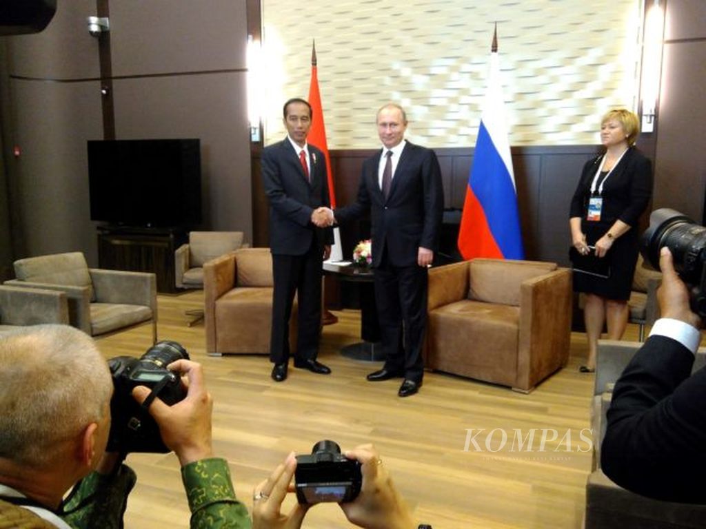 Presiden Joko Widodo dan Presiden Vladimir Putin, Rabu (18/5) Malam, melakukan pertemuan bilateral di kediaman resmi Presiden di Bocherov Ruchey, Sochi, Federasi Rusia. Pembicaraan terkait upaya peningkatan hubungan kedua negara agar lebih jauh meningkat lagi di bidang perdagangan, pertahanan dan pariwisata.