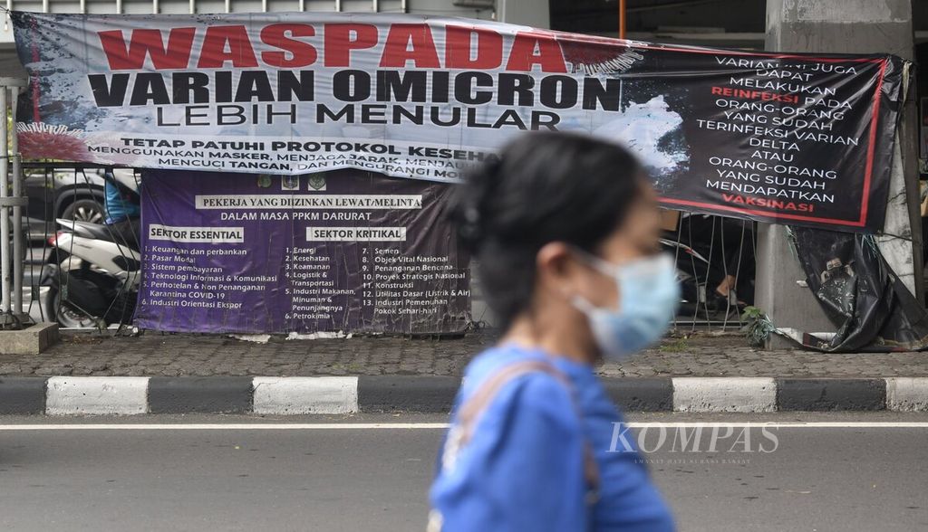 Spanduk dengan pesan untuk mewaspadai penularan Covid-19, terutama varian Omicron, terpasang di Jalan Samanhudi, Jakarta Pusat, Selasa (25/1/2022). 