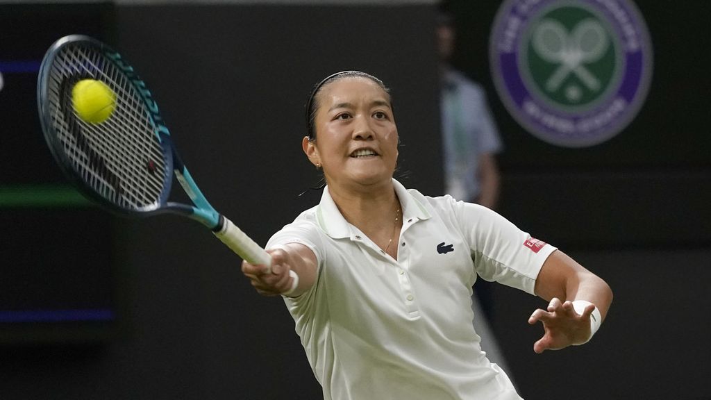 Petenis Perancis, Harmony Tan, memukul bola saat bertanding melawan Serena Williams (Amerika Serikat) pada babak pertama Wimbledon di All England Lawn Tennis and Croquet Club, London, Selasa (28/6/2022). Harmony Tan memenangi pertandingan ini dengan skor 7-6, 1-6, 7-6 (10-7). 