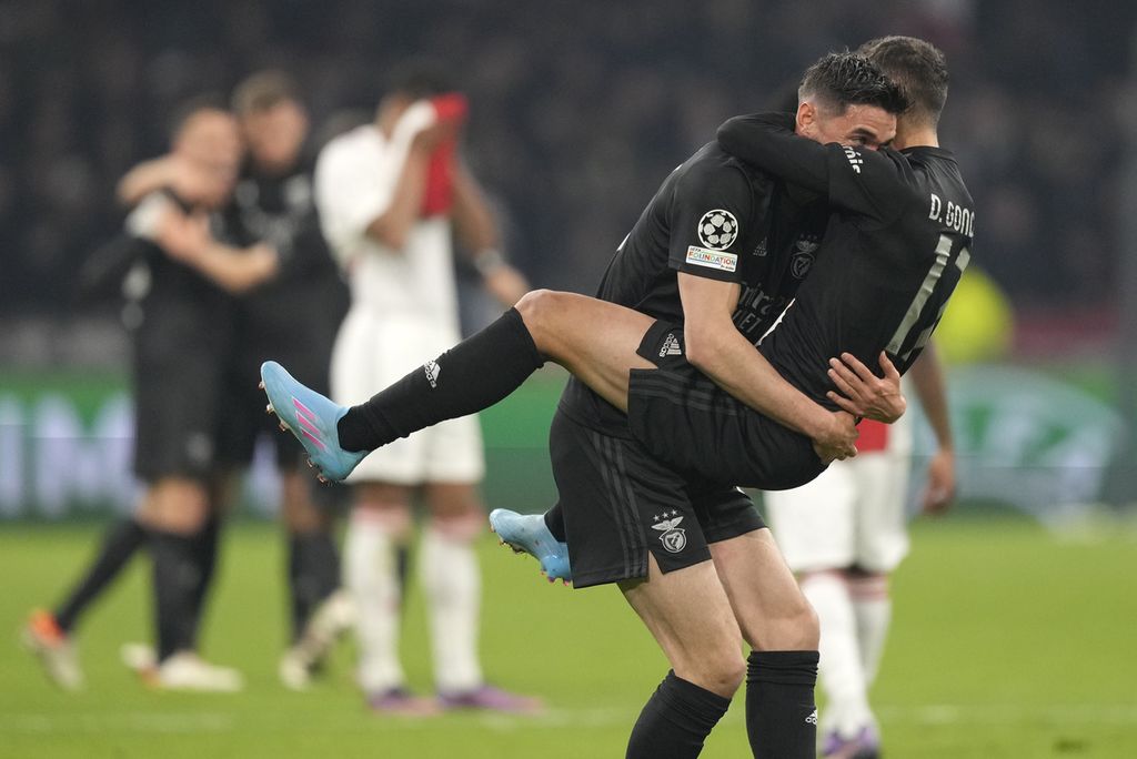 Pemain Benfica, Diogo Goncalves dan Roman Yaremchuk, merayakan keberhasilan tim mereka menembus perempat final seusai pertandingan babak 16 besar leg kedua Liga Champions Eropa antara Ajax dan Benfica di Stadion Johan Cruijff Arena, Amsterdam, Rabu (16/3/2022) dini hari WIB.