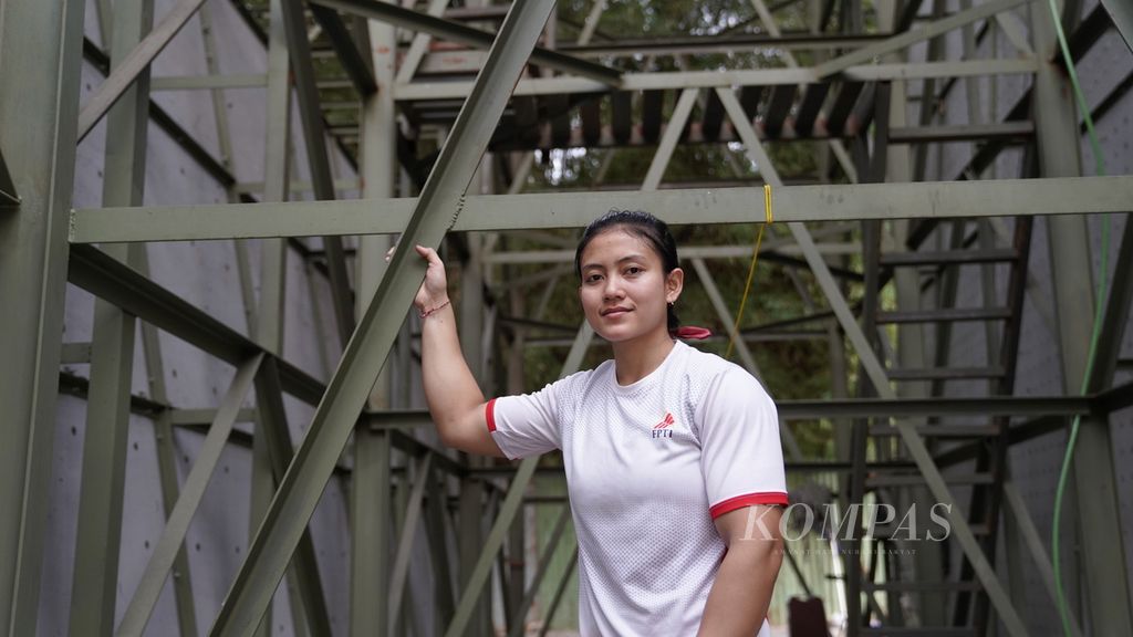 Pemanjat nomor <i>speed </i>putri Indonesia, Desak Made Rita Kusuma Dewi, berpose setelah menjalani pemusatan latihan nasional jelang Asian Games 2022 di Hotel Santika Premiere, Kota Bekasi, Jawa Barat, Jumat (8/9/2023). 