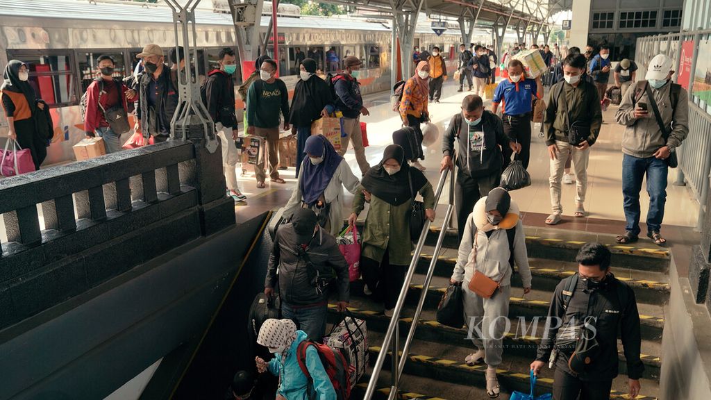 Penumpang KA Kertajaya (Surabaya-Jakarta) menuruni tangga di Stasiun Pasar Senen, Jakarta Pusat, Minggu (8/5/2022).