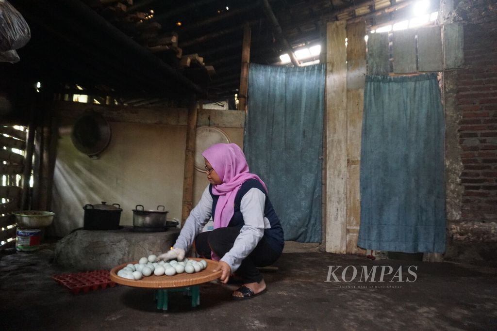 Susianty (37) menata telur asin hasil produksi dari kelompok usaha bersama (Kube) Prabawa 1 di rumahnya di Desa Karangtengah, Baturraden, Banyumas, Jawa Tengah, Kamis (6/10/2022).
