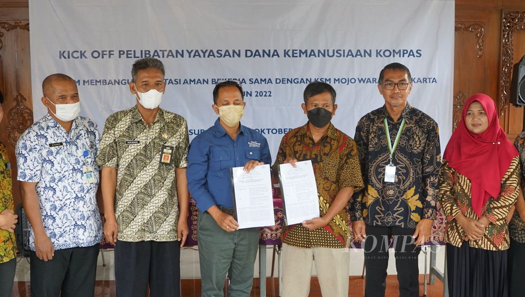 Direktur Yayasan Dana Kemanusiaan Kompas Antonius Tomy Trinugroho (ketiga dari kiri) berfoto bersama dengan Ketua KSM Mojo Waras Jumadi (ketiga dari kanan) seusai menandatangani kerja sama pembangunan sanitasi aman di Kelurahan Mojo, Kecamatan Pasar Kliwon, Kota Surakarta, Jawa Tengah, Rabu (26/10/2022). Bantuan sanitasi aman bersumber dari dana donasi pembaca <i>Kompas </i>yang dikelola oleh Yayasan Dana Kemanusiaan Kompas.