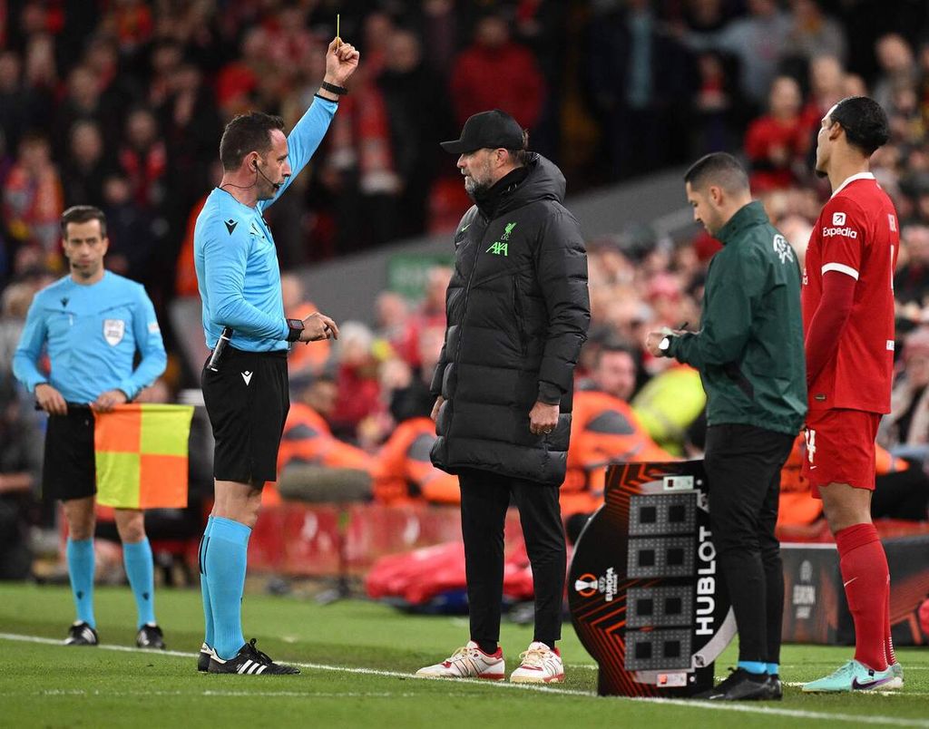 Wasit Artur Manuel Ribeiro Soares Dias memberi kartu kuning kepada Manajer Liverpool Juergen Klopp saat laga kedua babak 16 besar Liga Europa antara Liverpool dan Sparta Praha di Anfield, Jumat (15/3/2024) dini hari WIB. Liverpool menang 6-1.