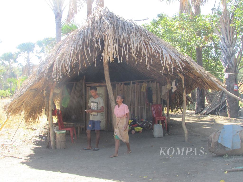 Kemiskinan seperti satu keluarga di Desa Tuamese, Timor Tengah Utara, NTT, ini mendorong mereka menjadi TKI ilegal  ke luar negeri. Permasalahan terkait TKI ilegal ini pun sangat rumit diselesaikan. Setiap tahun lebih dari 100 TKI ilegal meninggal di luar negeri karena kecelakaan kerja, penyakit, dan penganiayaan oleh majikan. 