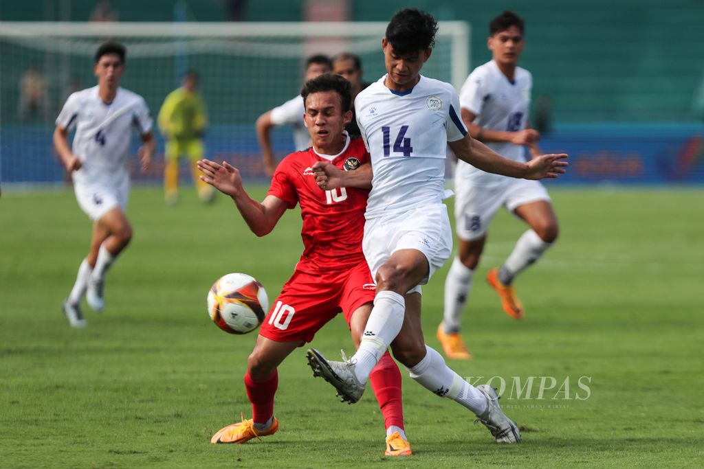 Bek timnas Filipina, Jaime Rosquillo Domingo (kanan), membuang bola yang digiring striker timnas Indonesia, Egy Maulana Vikri (kiri), dalam laga cabang sepa kbola SEA Games Vietnam 2021 di Stadion Viet Tri, Phu Tho, Vietnam, Jumat (13/5/2022). Laga ini menjadi laga penentu skuad Garuda Muda untuk lolos penyisihan cabang sepakbola pesta olahraga Asia Tenggara ini. 