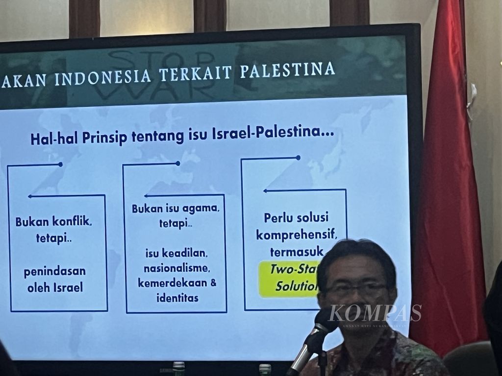 Presentasi dalam diskusi tentang konflik Timur Tengah di kantor PBNU, Jakarta, Jumat (22/11/2024).