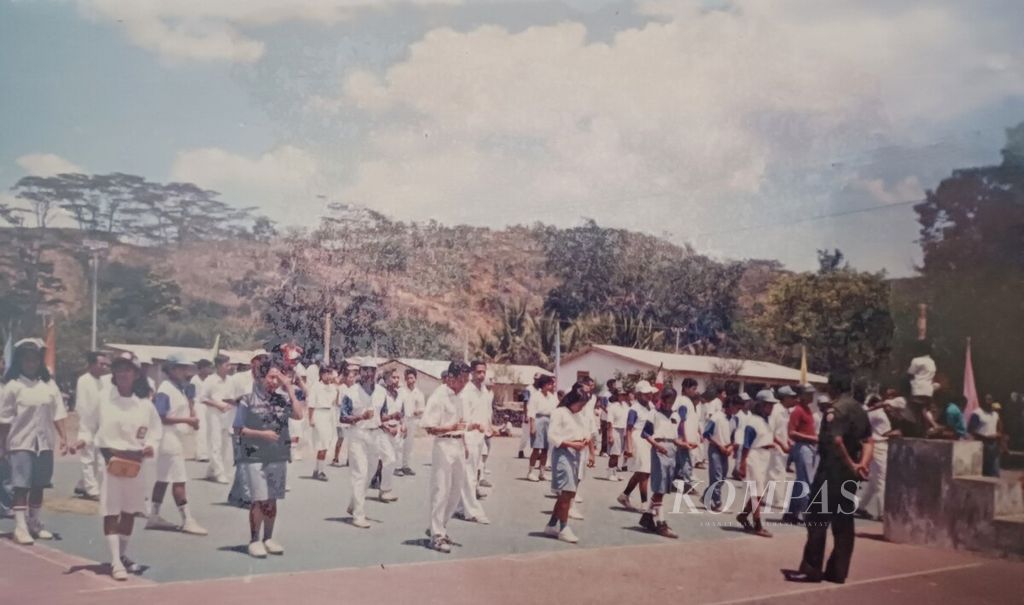 Siswa-siswi SMAN 2 Dili sedang mengikuti senam kesegaran jasmani dipandu anggota TNI menjelang peringatan HUT RI, 17 Agustus 1997, di Dili.