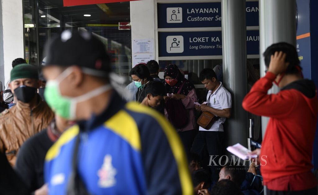 Antrean calon penumpang yang akan melakukan pembatalan tiket kereta api di Stasiun Pasar Senen, Jakarta, Rabu (25/3/2020). PT Kereta Api Indonesia (Persero) Daop 1 Jakarta mengurangi sejumlah perjalan an kereta api keberangkatan dari Stasiun Gambir dan Stasiun Pasar Senen kurun waktu 23 Maret - 1 April 2020 terkait pencegahan penyebaran wabah Covid-19. PT KAI juga memberikan bea pengembalian tiket penuh bagi calon penumpang yang melakukan pembatalan perjalanan.KOMPAS/RADITYA HELABUMI25-03-2020 