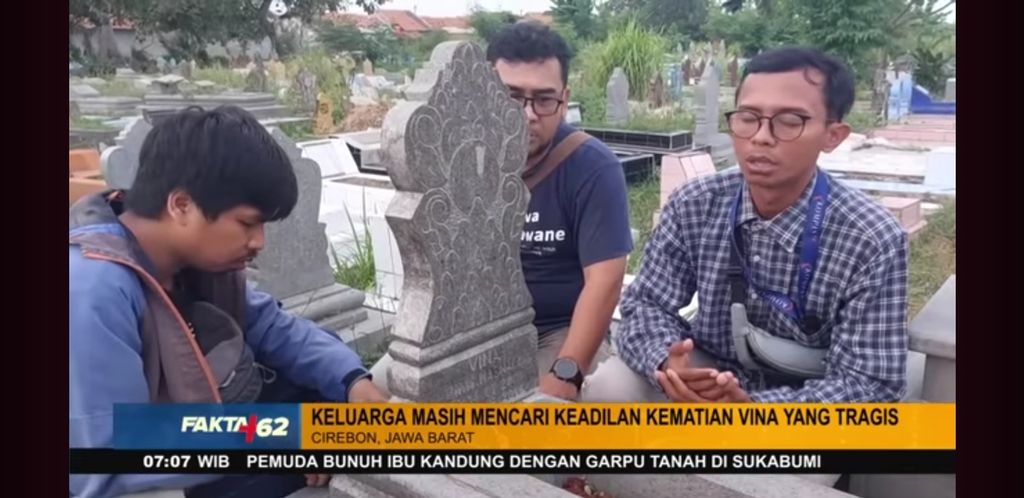 Tangkapan layar video di salah satu stasiun televisi yang memuat liputan kasus pembunuhan Vina di Cirebon, Jawa Barat, beberapa waktu lalu. Tampak wartawan <i>Kompas</i>, Abdullah Fikri ashri (kiri).