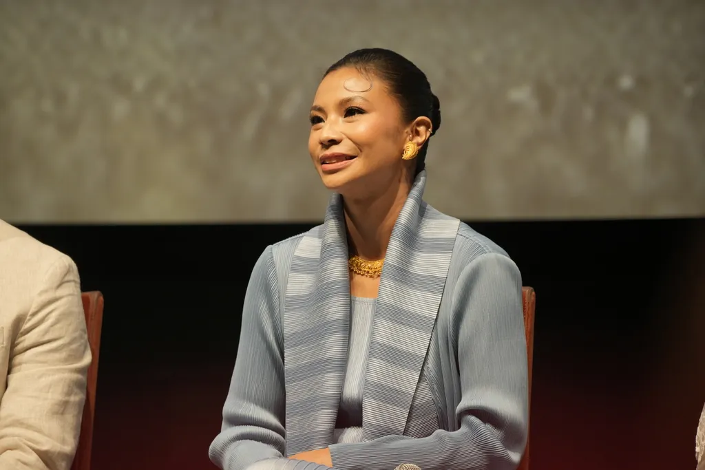 Shareefa Daanish, Tanpa Reaksi
