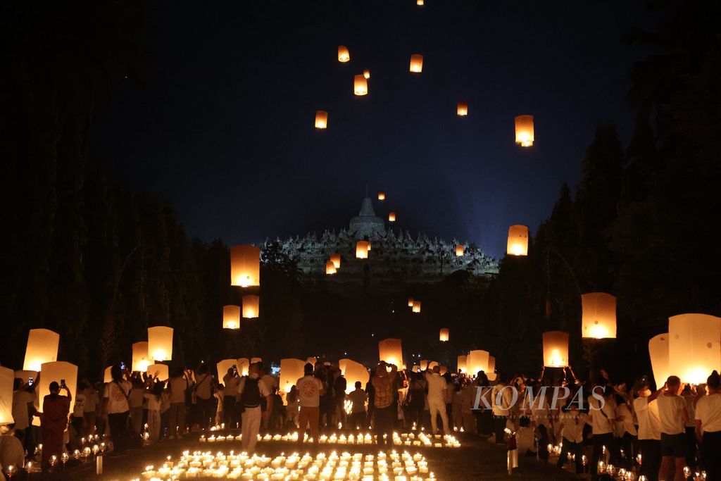 Buddhists and tourists fly lanterns during the 2566 BE Waisak celebration at the Borobudur Temple complex, Magelang, Central Java, Monday (16/5/2022). The lantern flight activity is one of the most anticipated agendas during the Waisak celebration at that place. The lanterns that were flown became a symbol of conveying prayers and hopes.