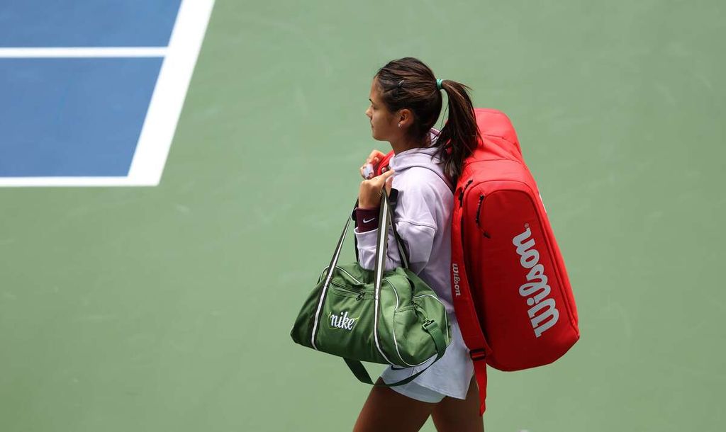 Petenis Inggris, Emma Raducanu, bersiap memulai latihan untuk menghadapi Amerika Serikat Terbuka di pusat Tenis Nasional USTA Billie Jean King, Flushing Meadows, Minggu (28/8/2022). Raducanu tampil sebagai juara bertahan.