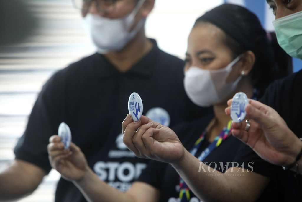 Petugas Transjakarta menunjukkan pin saat peluncuran kampanye stop pelecehan seksual di Halte Transjakarta Harmoni, Jakarta, Jumat (5/8/2022). 