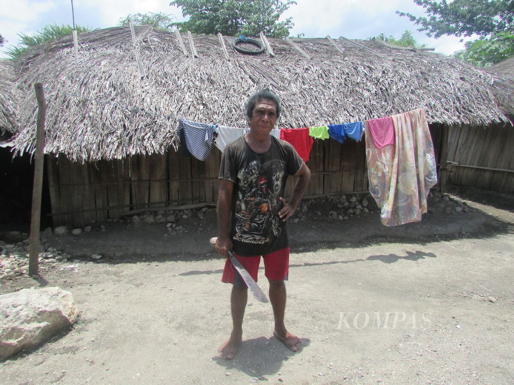 Salah satu eks pejuang Timor Timur, yang juga mantan Komandan Milisi Makikit, Marcelino Lopes, Agustus 2020, di kediamannya di barak penampungan Tuapukan, Kabupaten Kupang. 