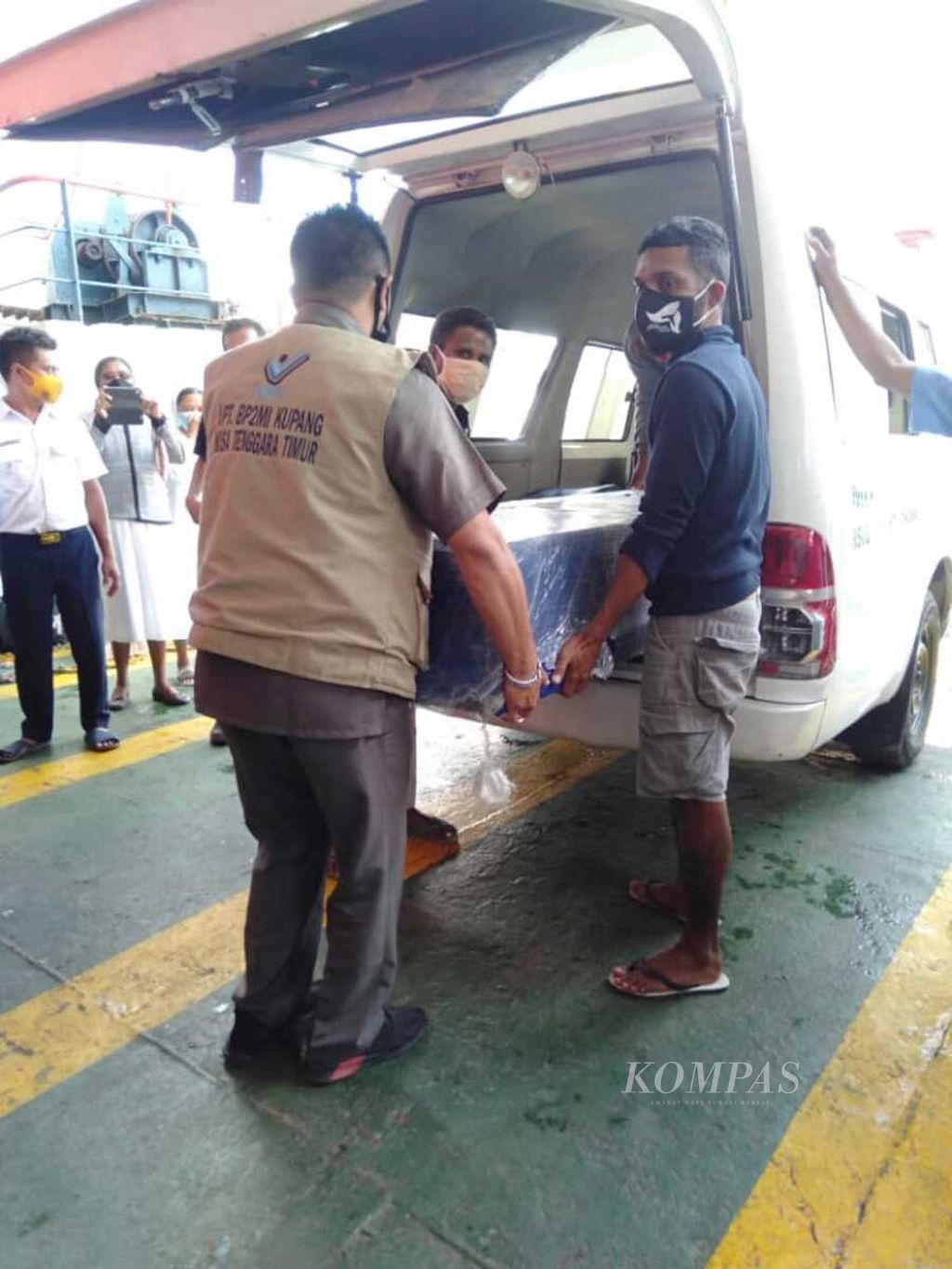 Jenazah Agus Bange, pekerja migran ilegal, dari Ngada yang turun di Bandara El Tari Kupang dengan salah satu maskapai penerbangan dari Jakarta, Jenazah ini disemayamkan satu malam di RSUD Yohannes Kupang sebelum diberangkatkan dengan pesawat ke Ngada. Dokumen Timotius Kopong Subhan.