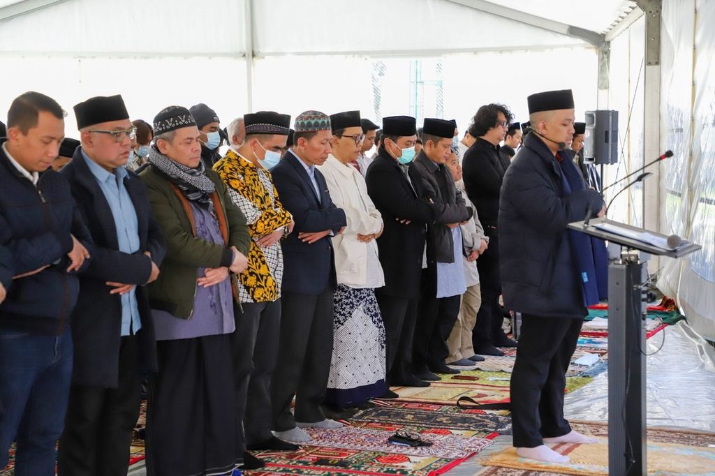 Warga negara Indonesia menjalankan shalat Id di kompleks Kedutaan Besar Republik Indonesia di Moskwa, Rusia, Senin (2/5/2022). Setelah dua tahun absen karena pandemi Covid-19, kegiatan shalat Id kembali digelar di kompleks KBRI di Moskwa.