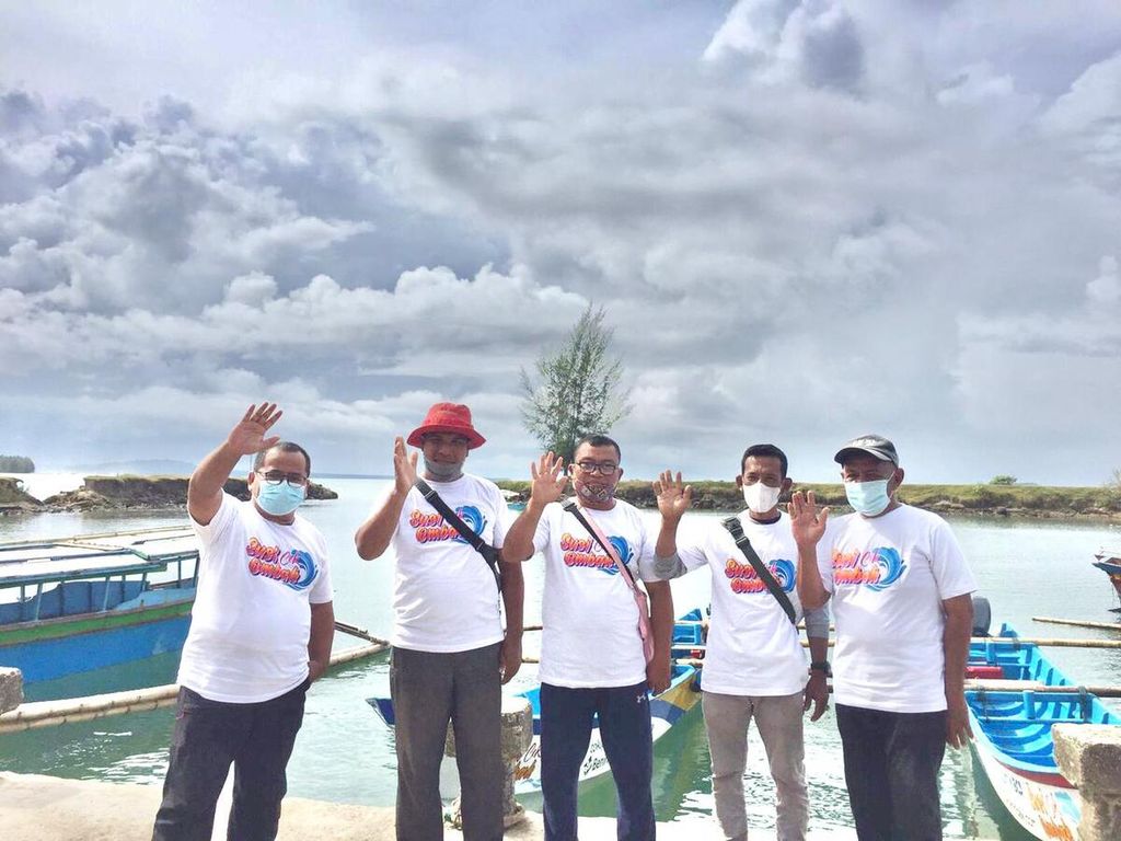 Wakil Sekretaris Pandu Laut Nusantara Suhana (kiri) bersama para panglima laut dan nelayan Simeulue penerima kapal