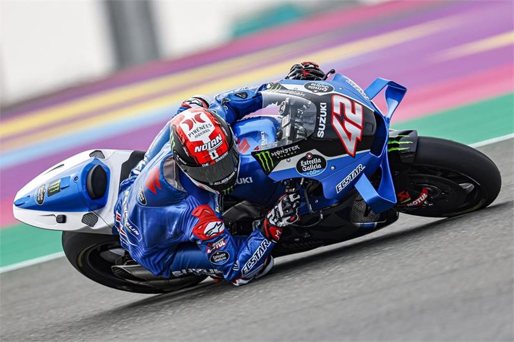 Ilustrasi : Pebalap tim Suzuki Ecstar Alex Rins menikung dalam sesi latihan bebas MotoGP seri Qatar di Sirkuit Losail, Juma (4/3/2022). Rins mencetak waktu tercepat FP2 dengan 1 menit 53,432 detik serta kecepatan puncak 355,2 km/jam, yang menguatkan potensi para pebalap Suzuki untuk kompetitif musim ini.