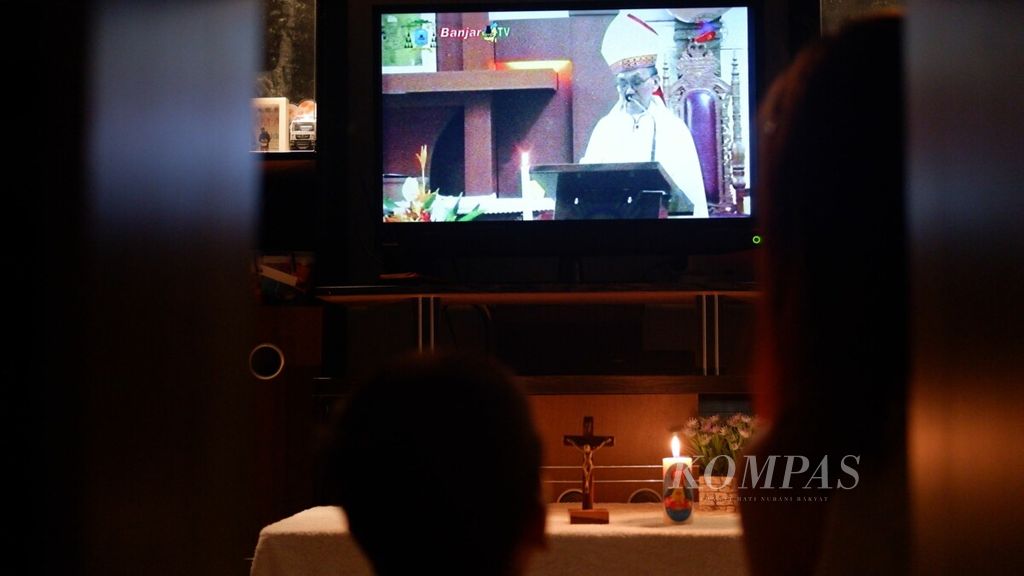 https://assetd.kompas.id/u3J_RVSuuz25BxoCCt2Hi5PZUhc=/1024x576/filters:watermark(https://cdn-content.kompas.id/umum/kompas_main_logo.png,-16p,-13p,0)/https%3A%2F%2Fkompas.id%2Fwp-content%2Fuploads%2F2020%2F04%2F20200411jum-misa_paskah_daring_6_1586662361.jpg