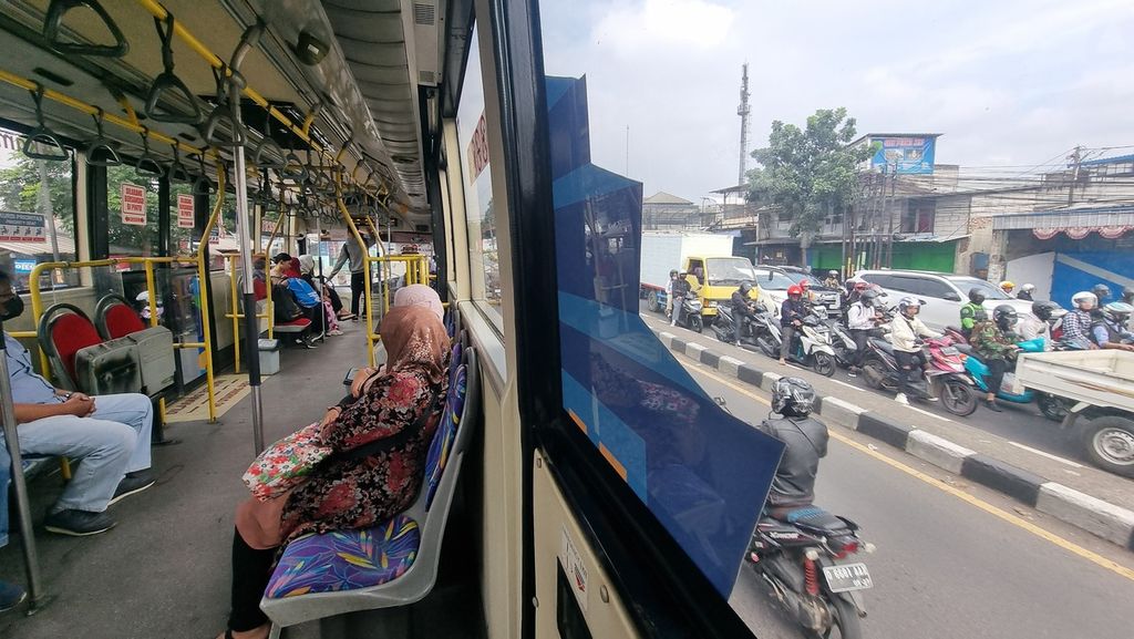 Sejumlah warga menumpang bus Trans Metro Pasundan di Kota Bandung, Jawa Barat, Selasa (5/3/2024). Bus ini melayani sejumlah trayek yang menyambungkan Kota Bandung ke daerah-daerah penyangga di Kabupaten Bandung, Bandung Barat, hingga Sumedang.