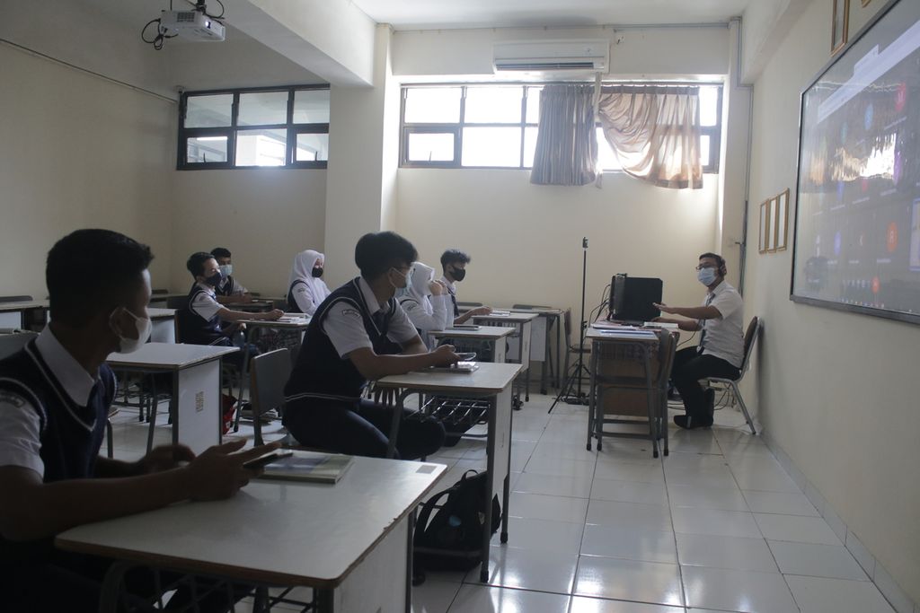 Kondisi pembelajaran tatap muka terbatas di SMP PGII 1 (Persatuan Guru Islam Indonesia), Jalan Penata Yudha, Kecamatan Coblong, Kota Bandung, Jawa Barat, Rabu (8/9/2021). Guru memberikan porsi materi yang sama antara siswa yang tatap muka dan kelas daring dengan cara hibrida.