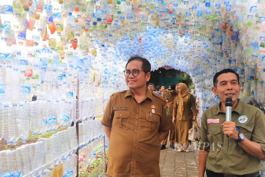 Direktur Bank Sampah New Normal Yasra Al-Fajar (kanan) dan Kepala Dinas Lingkungan Hidup dan Kebersihan Pemerintah Kota Medan Suryadi Panjaitan melihat pengelolaan bank sampah pada acara Apresiasi dan Pertemuan Tahunan Bank Sampah, di Medan, Sumatera Utara, Selasa (24/1/2023). Pemilahan dan pengelolaan sampah sejak di rumah harus dilakukan untuk mengurangi sampah yang berakhir di tempat pembuangan akhir. 
