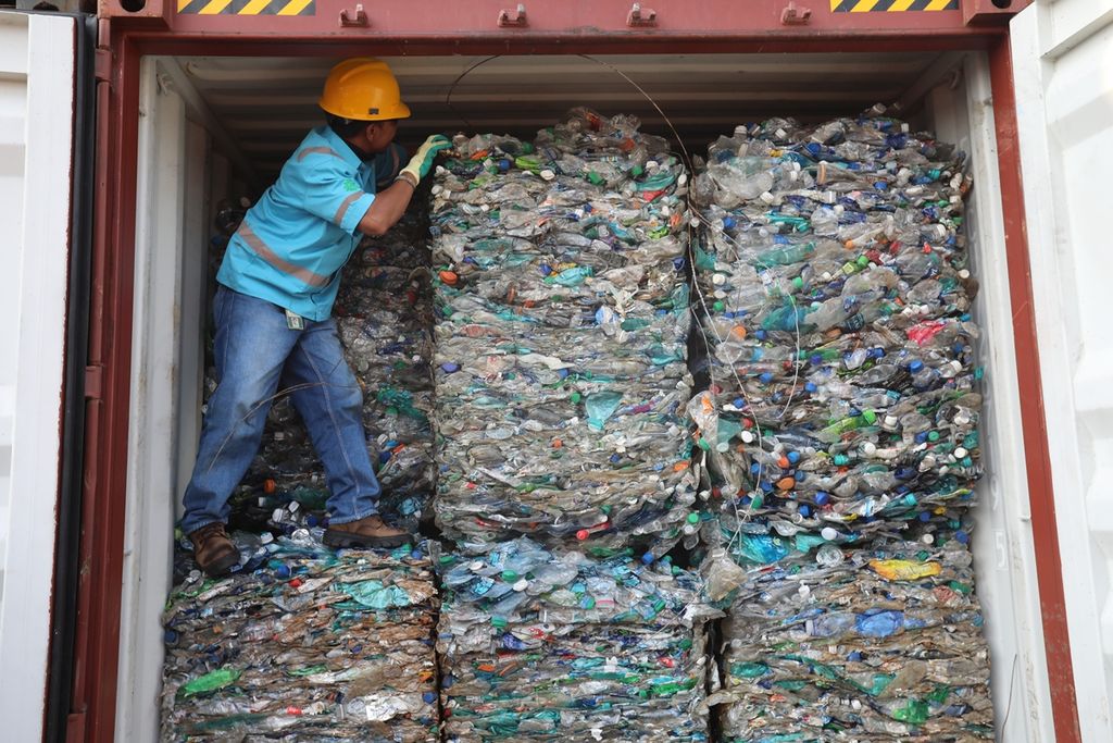 Petugas memperlihatkan kontainer berisi limbah plastik di Terminal Peti Kemas Koja, Pelabuhan Tanjung Priok, Jakarta, Rabu (18/9/2019). Pemerintah Indonesia memulangkan sembilan kontainer berisi limbah plastik ke Australia yang merupakan hasil penindakan terhadap tiga perusahaan penerima fasilitas kawasan berikat di Tangerang, Banten. 