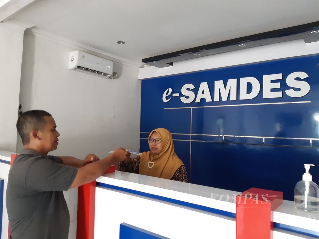 Petugas BUMDes Kampung Bandar Agung, Kecamatan Terusan Nunyai, Kabupaten Lampung Tengah, Lampung, melayani warga yang ingin membayar pajak kendaraan bermotor melalui layanan elektronik Samsat Desa atau e-Samdes, Selasa (14/3/2023). Saat ini, sudah ada 477 BUMDes yang menjadi agen e-Samdes.