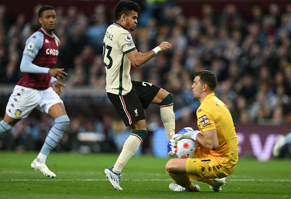 Penjaga gawang Aston Villa Emiliano Martinez menyelamatkan gawangnya dari tendangan gelandang Liverpool Luis Diaz, dalam pertandingan Liga Inggris antara Aston Villa dan Liverpool di Stadion Villa Park, Birmingham, Rabu (11/5/2022) dini hari WIB. Liverpool menjaga peluang juara liga dengan mengalahkan Aston Villa, 2-1. Chelsea dan Liverpool akan bertarung untuk memperebutkan gelar juara Piala FA, di Stadion Wembley, London, Sabtu (14/5/2022).