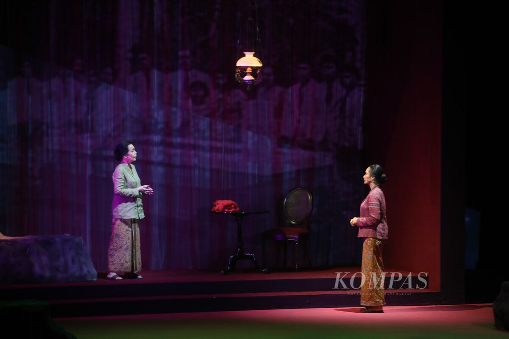 Pementasan teater musikal monolog Inggit Garnasih di Ciputra Artpreneur, Jakarta, Kamis (19/5/2022). Monolog Happy Salma dalam teater musikal Inggit Garnasih ini terinspirasi dari roman <i>Kuantar ke Gerbang </i>karya Ramadhan KH yang mengeksplorasi lapisan-lapisan emosi yang dirasakan oleh Inggit selama 20 tahun menjalani pernikahan dengan Soekarno.