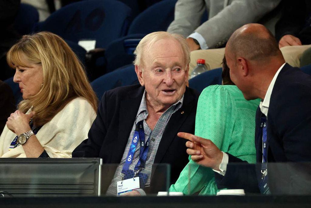 Legenda tenis Australia Rod Laver (tengah) menyaksikan duel antara petenis Belarus Victoria Azarenka dan petenis Amerika Serikat Jessica Pegula pada laga perempat final Grand Slam Australia Terbuka di Melbourne Park, Melbourne, Australia, Selasa (24/1/2023). 