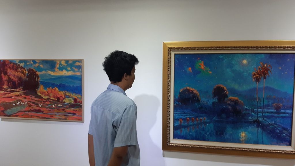 Karya lukisan Pierre Guillaume (70) asal Belanda berjudul ”Mystic Night of the Sawah”, Senin (11/11/2024). Karya-karya Pierre Guillaume ditampilkan dalam pameran bertajuk <i>Celebration of Color & Light</i>,di Cemara 6 Galeri & Toeti heraty Museum, Jakarta, 9 hingga 25 November 2024.