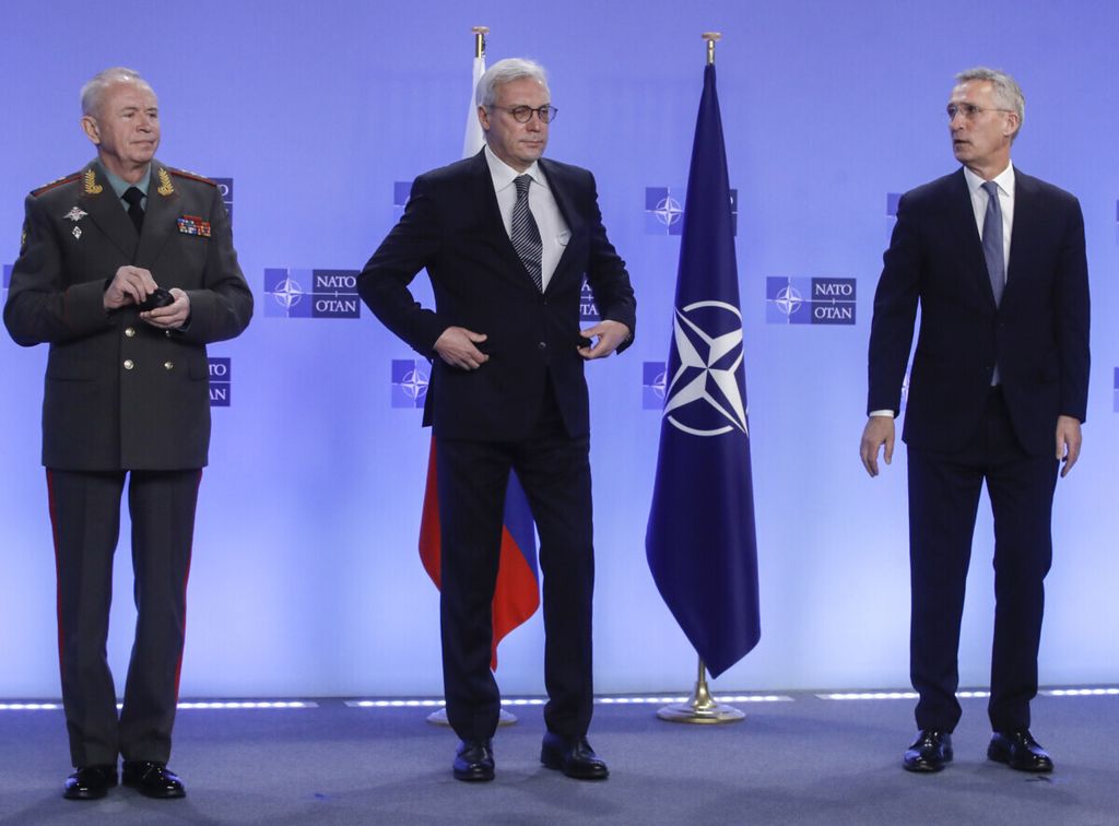 Sekretaris Jenderal Pakta Pertahanan Atlantik Utara (NATO) Jens Stoltenberg (kanan) menyambut kedatangan Wakil Menteri Luar Negeri Rusia Alexander Grushko (tengah), dan Wakil Menteri Pertahanan Rusia Alexander Fomin (kiri) di markas NATO, Brussles, Belgia, 12 Januari 2022. Mereka membicarakan soal Ukraina. Satu bulan kemudian, Rusia menginvasi Ukraina.
