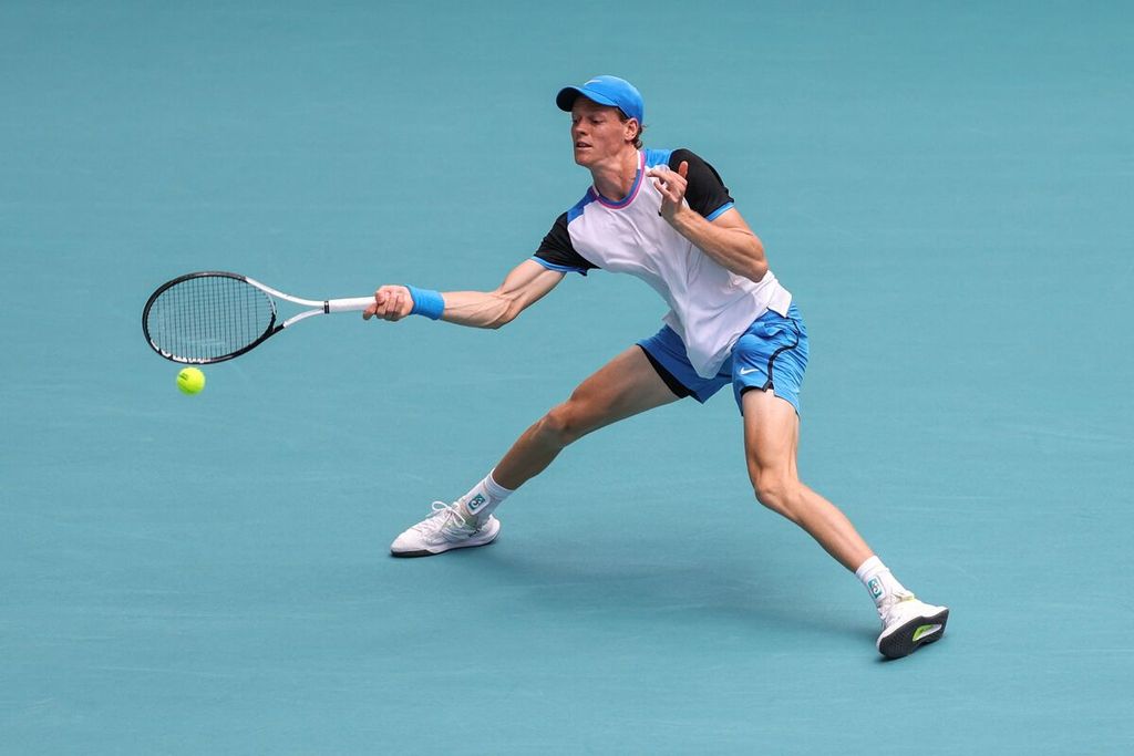 Petenis Italia, Jannik Sinner, beraksi melawan petenis Rusia, Daniil Medvedev, dalam pertandingan semifinal ATP Masters 1000 Miami di Miami Gardens, Florida, Sabtu (30/3/2024) dini hari WIB. Sinner mengalahkan Medvedev, 6-1, 6-2.