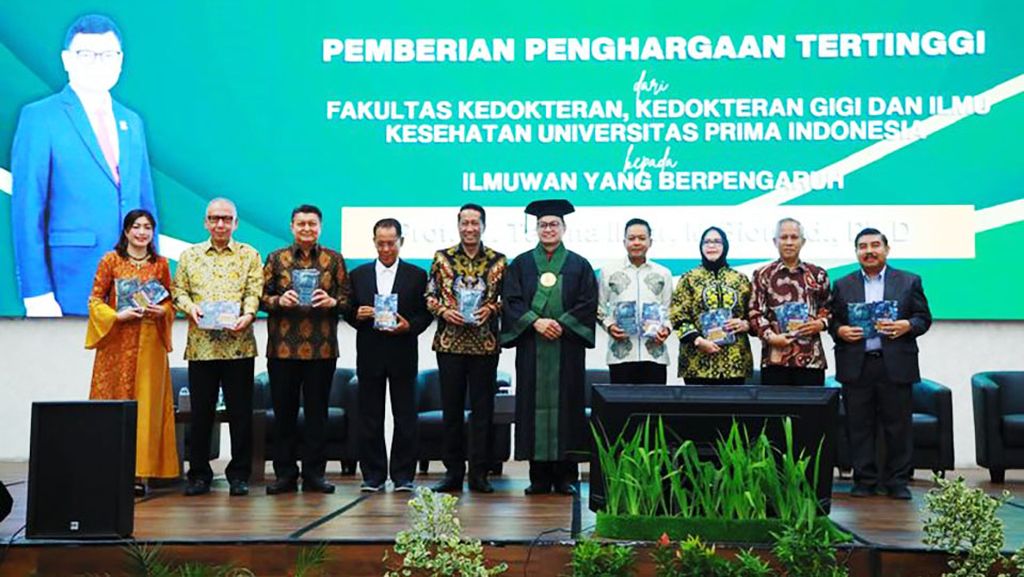 BPOM - Prof dr Taruna Ikrar PhD menerima penghargaan