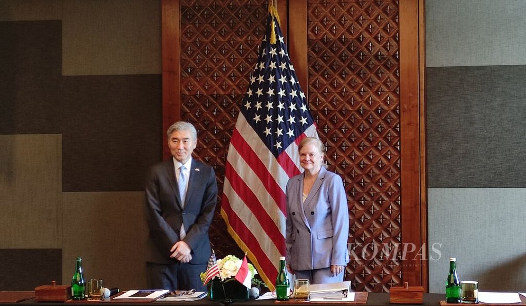 Amerika Serikat dan Indonesia mengumumkan kemitraan strategis berupa bantuan bagi Indonesia untuk pengembangan energi bersih nuklir di Indonesia. Perihal itu disampaikan Wakil Asisten Utama Menteri Luar Negeri AS Ann K Ganzer (kanan) dalam jumpa persnya bersama Duta Besar AS untuk Indonesia Sung Y Kim (kiri), di Nusa Dua, Badung, Sabtu (18/3/2023).