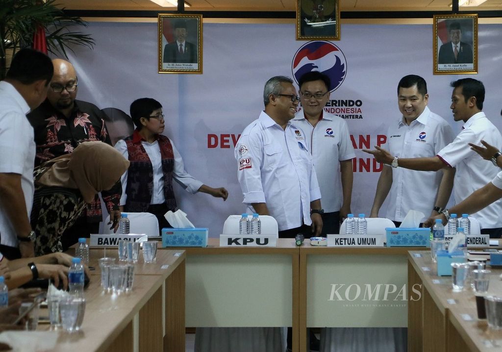 Ketua Umum Partai Perindo Hary Tanoesoedibjo (kedua kanan) dan Sekjen Partai Perindo Ahmad Rofiq (kanan) menyambut kedatangan Ketua KPU Arief Budiman (keempat kanan) dan komisioner KPU lainnya untuk melakukan verifikasi faktual di Kantor DPP Partai Perindo, Jakarta, Rabu (20/12/2017). Hari itu, verifikasi faktual terhadap parpol calon peserta pemilu 2019 serentak dilaksanakan di seluruh wilayah Indonesia.