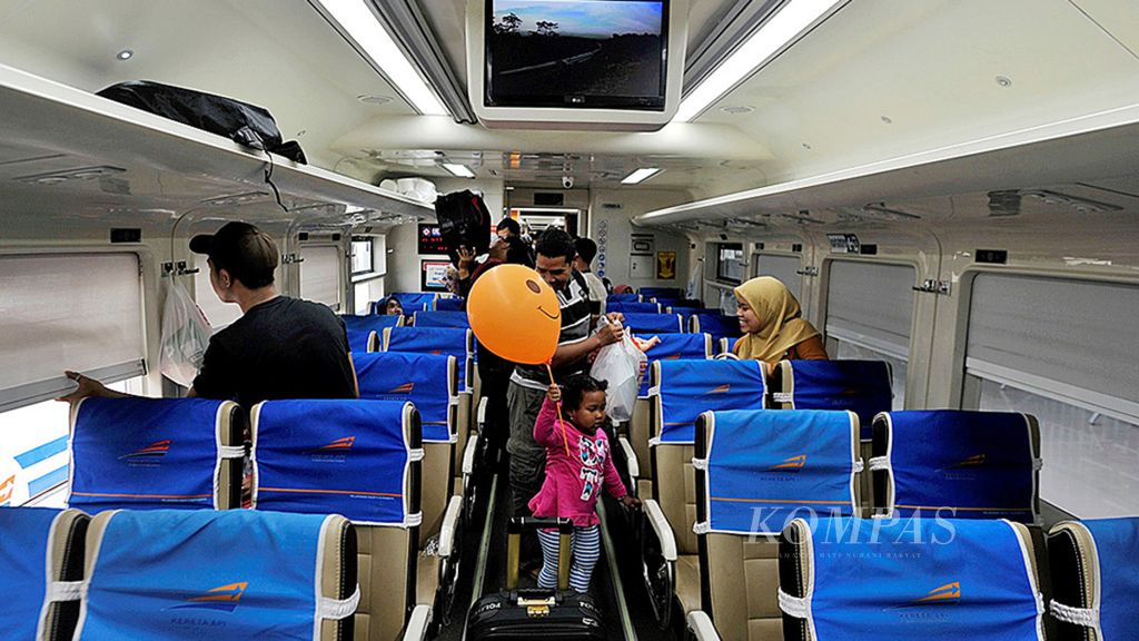 Penumpang berada di dalam gerbong KA Jayakarta Premium relasi Pasar Senen-Surabaya Gubeng di Stasiun Pasar Senen, Jakarta Pusat, Kamis (28/9/2017). 