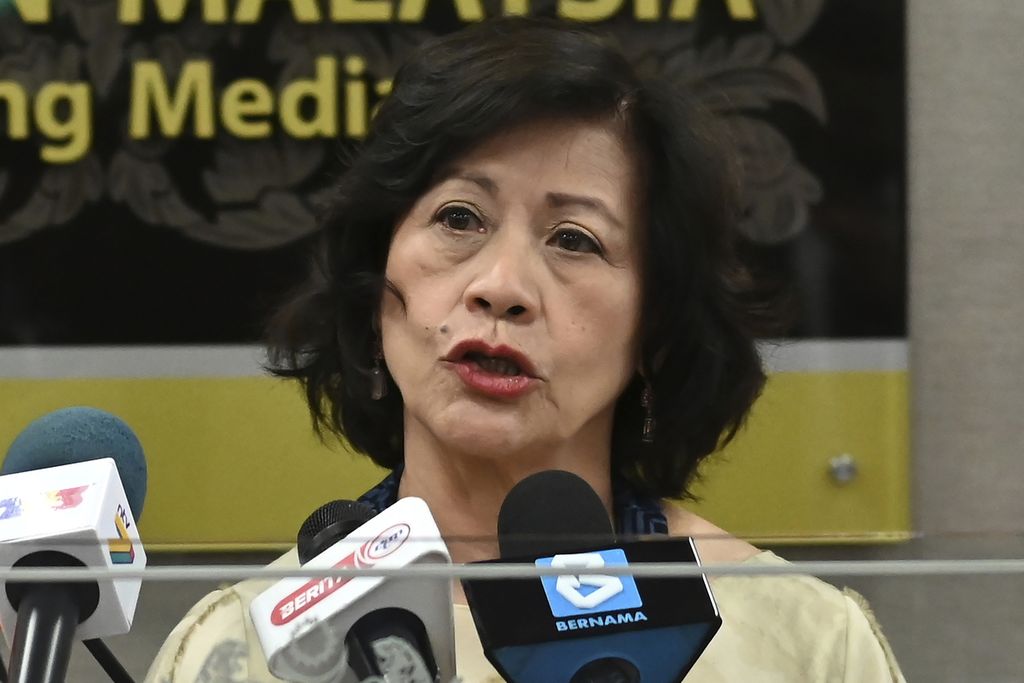 Foto yang diambil pada 26 Juli 2022 di Gedung Parlemen Malaysia, Utusan Khusus PBB untuk Myanmar Noeleen Heyzer berbicara kepada media usai pertemuan di gedung tersebut. Heyzer, Kamis (16/3/2023), melakukan pertemuan dengan anggota Majelis Umum PBB untuk memberikan informasi mengenai perkembangan terbaru di Myanmar, termasuk dugaan pelanggaran HAM sistematis oleh junta militer pimpinan Jenderal Min Aung Hlaing. (Malaysia's Department of Information via AP, File)