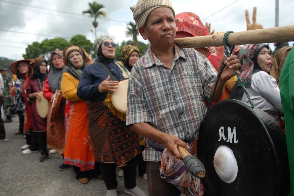 Ribuan warga mengiringi upacara adat <i>naheik pamau</i> alias menarik kayu digelar memperingati 150 tahun Masjid Agung Pondok Tinggi, Kota Sungai Penuh, Provinsi Jambi, Minggu (15/9/2024).