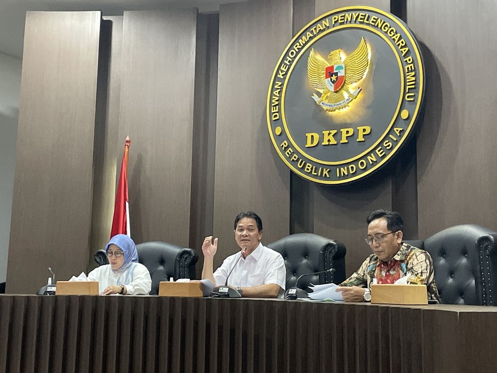 Ketua Dewan Kehormatan Penyelenggara Pemilu (DKPP) Heddy Lugito diapit oleh anggota DKPP, I Dewa Kade Wiarsa Raka Sandi (kanan) dan Ratna Dewi Pettalolo dalam jumpa pers "Catatan Akhir Tahun DKPP untuk Pemilu 2024 yang Berintegritas dan Bermartabat", di Jakarta, Sabtu (31/12/2022)