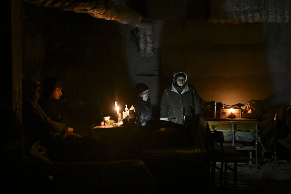 Warga mengungsi di ruang bawah tanah pada sebuah bangunan sekolah hampir sebulan sejak invasi Rusia di Kota Kharkiv (27/3/2022). Kawasan tersebut merupakan tempat permukiman para pekerja yang sekarang ditinggalkan seluruh penghuninya mengungsi.