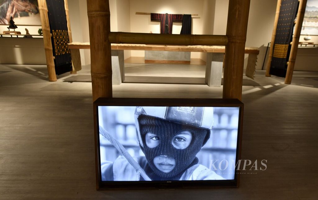 Karya desainer Edward Hutabarat yang mengusung tema BIma dan Sumbawa dipamerkan dalam pameran seni kontemporer Artina<i></i>#2 di galeri Gedung Sarinah, Thamrin, Jakarta Pusat, Kamis (16/3/2023) Edward menampilkan sejumlah karya berupa instalasi media campuran.