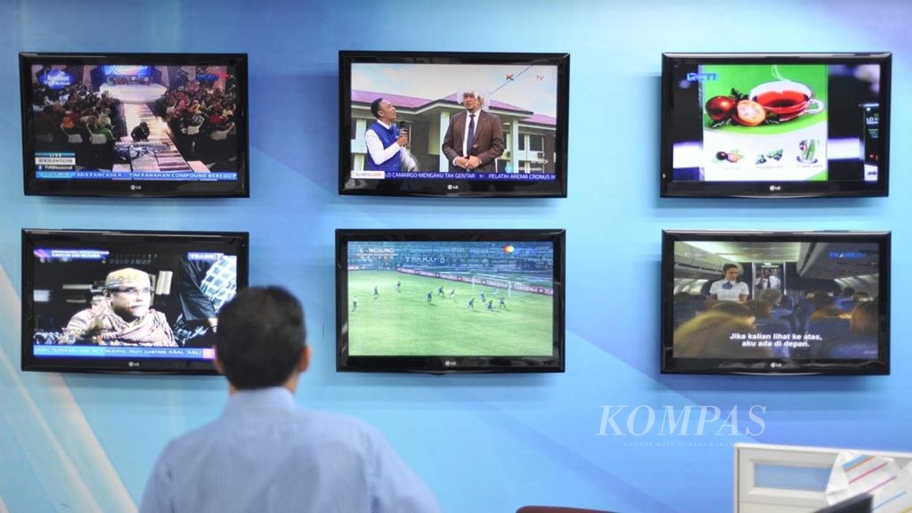 Beragam tayangan acara televisi di sebuah kantor swasta di Jakarta, Minggu (19/6).