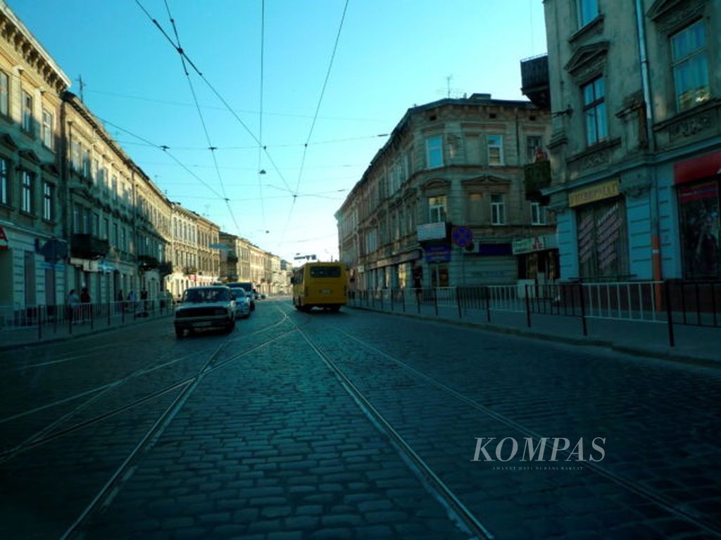 Eksotisme Kota Lviv - Bangunan-bangunan tua yang mengapit ruas-ruas jalan yang berupa batu-batuan yang ditata-rapi memberikan nuansa eksotis pada Lviv, salah satu kota tuan rumah Piala Eropa 2012 di Ukraina.
