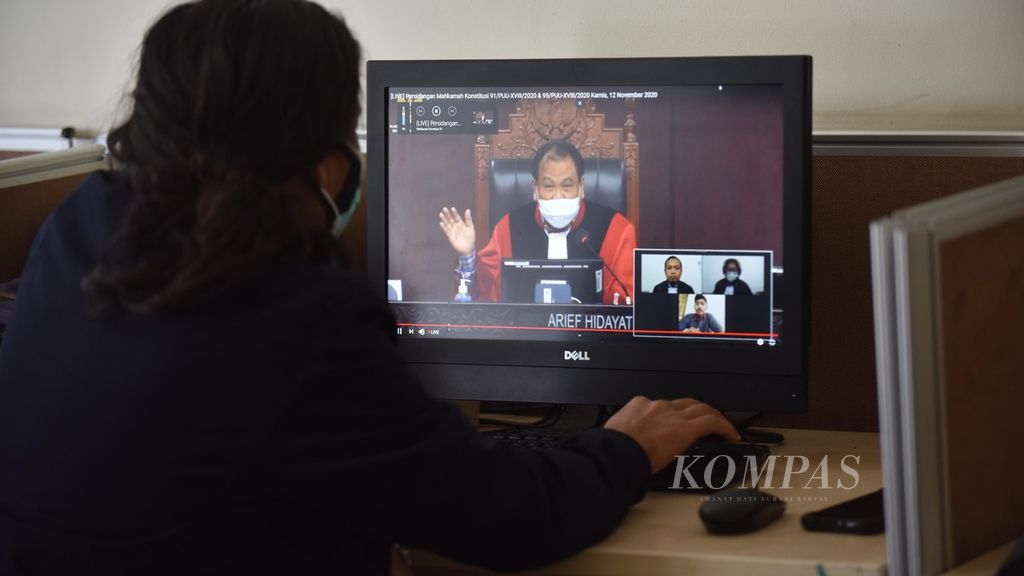 MK menggelar sidang pemeriksaan pendahuluan terkait gugatan uji materi UU Cipta Kerja nomor perkara 91 dan perkara 95 secara virtual, Kamis (12/11/2020). 